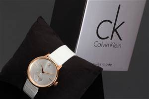 Calvin Klein. Armbåndsur i rosa metal med præget læderrem