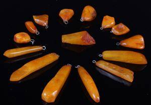 Dansk rav. Samling polerede vedhæng. Vægt 68,6 g. 15