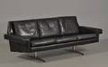 Tre-pers.sofa med sort læder, shakerformede ben, 1960erne