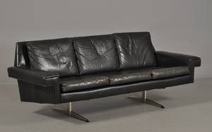 Tre-pers.sofa med sort læder, shakerformede ben, 1960erne