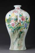 Kinesisk vase af porcelæn, dekoreret med skriftegn, blomster og fugle