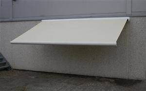 Hvid markise 4,5 meter, hellukket aluminiumskasse, motor samt fjernbetjening