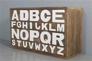 Kommode i massiv elmetræ.