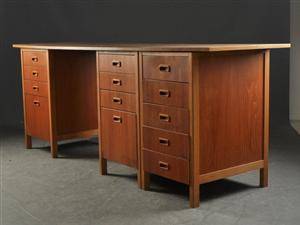 Skrivbord i teak och bok