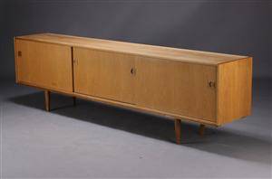 Dansk møbelproducent. Lav skænk, egetræ