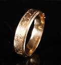 Armring af 14 kt. guld med blomstermønster 