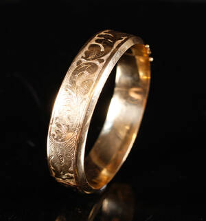 Armring af 14 kt. guld med blomstermønster 