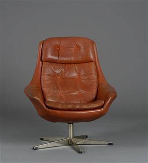 H. W. Klein. Skalformet lænestol med rødbrunt læder 