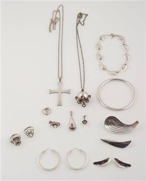 N. E. From m.fl. Samling vintagesmykker af sølv 16