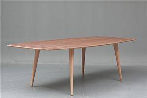 Snedkermester Lau Lauritsen. Bådformet spisebord i valnød og birk 