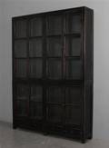 VitrineskabSkab, sort antikbemalet træ.