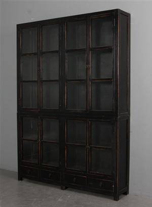 VitrineskabSkab, sort antikbemalet træ.