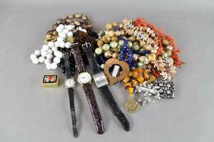 Diverse smycken och armbandsur mm