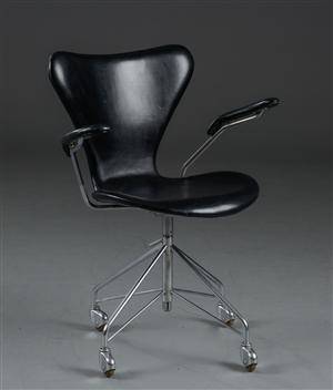 Arne Jacobsen. Kontorstol med armlæn, Syveren, model 3217