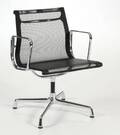 Charles Eames. Armstol fra serien Aluminium Group model EA-107 