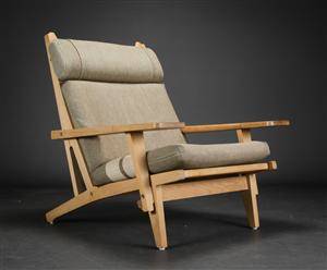 Hans J. Wegner. Højrygget lænestol af egetræ, model GE-375 