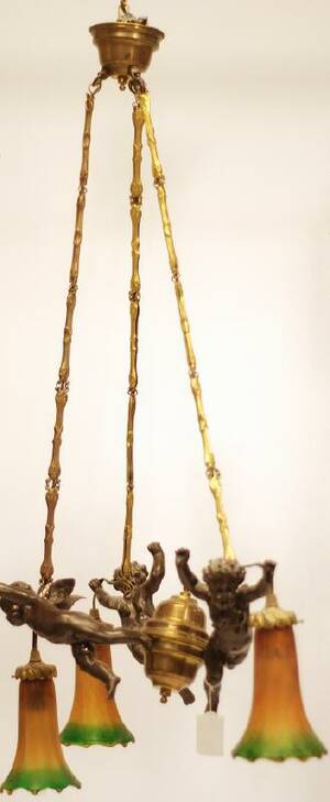 TAKKRONA 1900-TAL PUTTISAR MÄSSING FLANKERAD AV LJUSARMAR I GLAS TOTAL HÖ DIA 45 CM, 125 CM