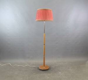 Golvlampa i teak och mässing