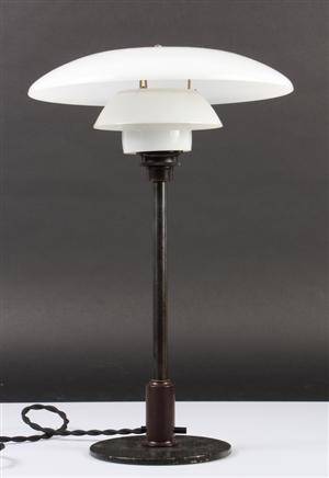 Poul Henningsen. PH 3½2  bordlampe ,gennemgående afbryder. Patented.