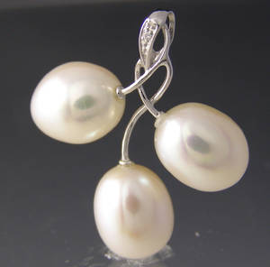 Perle og brillant vedhæng.