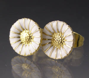 Par marqurite ørestikker i guld.