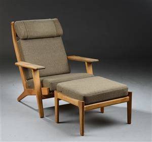 Hans J. Wegner. højrygget lænestol med skammel. Model GE 290A, eg 2