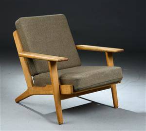 Hans J. Wegner. Lavrygget lænestol af egetræ, model GE-290 