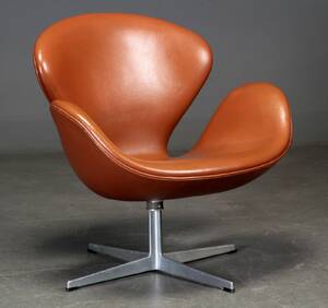 Arne Jacobsen. Svane lænestol, læder, model 3320