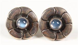 Georg Jensen. Ørestikkere af sterling sølv prydet med månesten. 2
