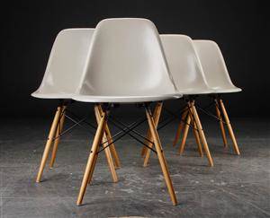 Charles Eames. Sæt på fire skalstole, lakeret glasfiber, model DSW 4