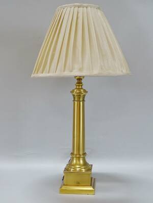 Bordslampa, modern, stam och fot i form av kolonn på sockel