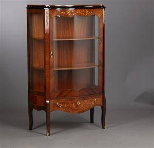 Vitrineskab af rosentræ ca. 1960