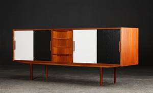 Dansk Møbeldesign. Lav skænk af teak med bemalede låger