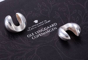 Ole Lynggaard. Et par manchetknapper af sterlingsølv. 2