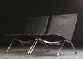 Poul Kjærholm. Et par PK-22 Lounge lænestole, sort læder 2