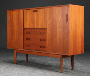 Skænk af teaktræ, 1950erne, dansk møbelproducent