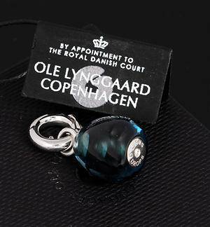 Ole Lynggaard. Sweet Drops vedhæng af 18 kt. hvidguld med brillant og topas