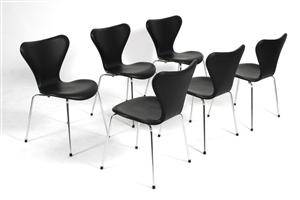 Arne Jacobsen. Sæt på seks stole syveren , model 3107, nybetrukket med sort læder