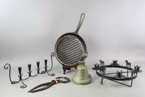 Grillpanna, sockertång, klocka och ljusstakar 2 st