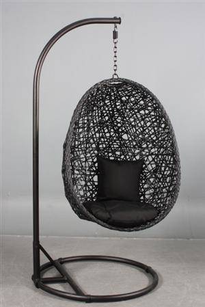 Hængestol, sort kædeflettet polyrattan.