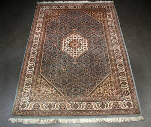Orientalsk tæppe, uld på bomuld, 241 x 172 cm.