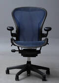 Donald Chadwick  William Stump multijusterbar kontorstol,  model Aeron Blue  str. medium B