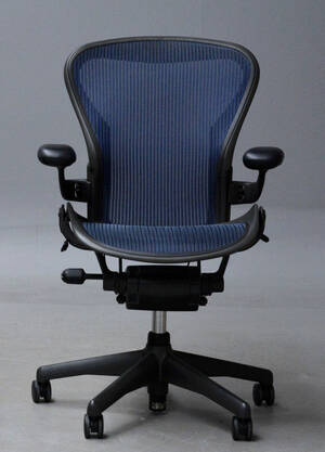 Donald Chadwick  William Stump multijusterbar kontorstol,  model Aeron Blue  str. medium B