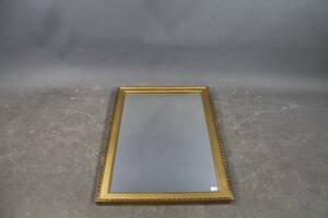 Spegel med guldfärgad träram