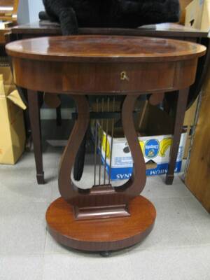 Sybord, med Lyrformad fot