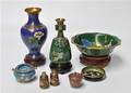 En samling cloisonné med emaljefarver. 1900-tallet. 8