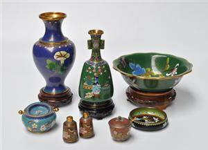 En samling cloisonné med emaljefarver. 1900-tallet. 8