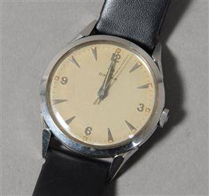 Omega, vintage herrearmbåndsur af stål.  