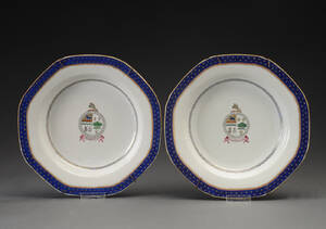 Et par Chien Lung våbentallerkner af porcelæn, Kina 1735-1796 2