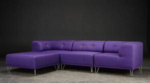 Nomad DOT modulsofa, betrukket med lilla møbelstof, forkromede ben